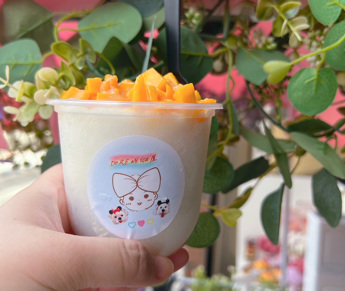 新鮮水果綿綿冰，鋪上新鮮芒果